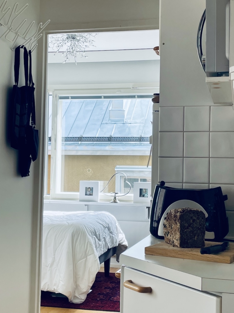 Kotinäkymä keittiöstä makuuhuoneeseen.