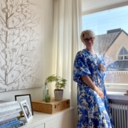 Minä parisuhteeton yksineläjä kodin ikkunan ääressä.