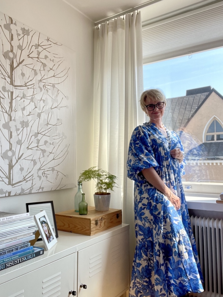 Minä parisuhteeton yksineläjä kodin ikkunan ääressä.