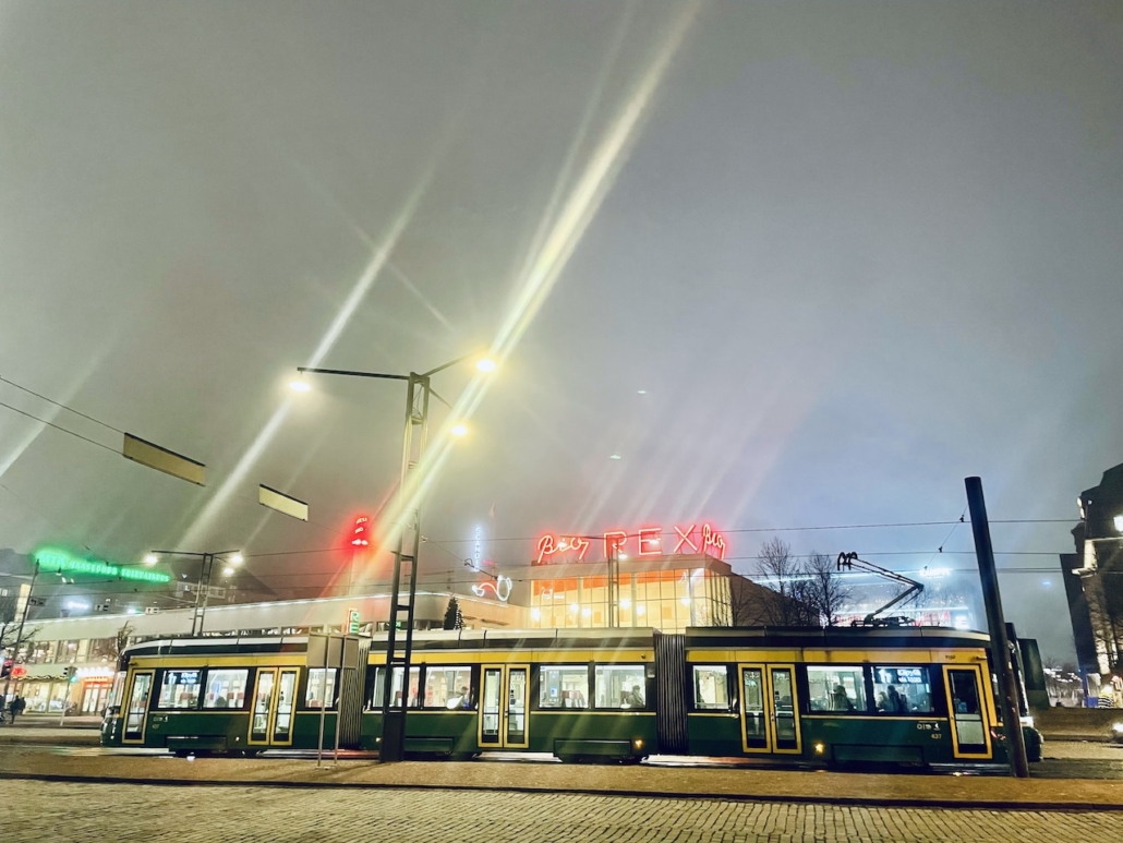 Raitiovaunu Bio Rexin edustalla Helsingissä.