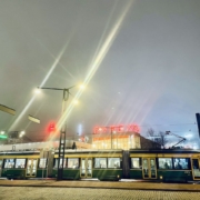 Raitiovaunu Bio Rexin edustalla Helsingissä.