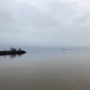 Tyyni meri ja tuskin näkyvä horisontti kuvastaa vallitsevaa hiljaisuutta.