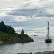 Laiva merellä Kaivopuiston rannassa.