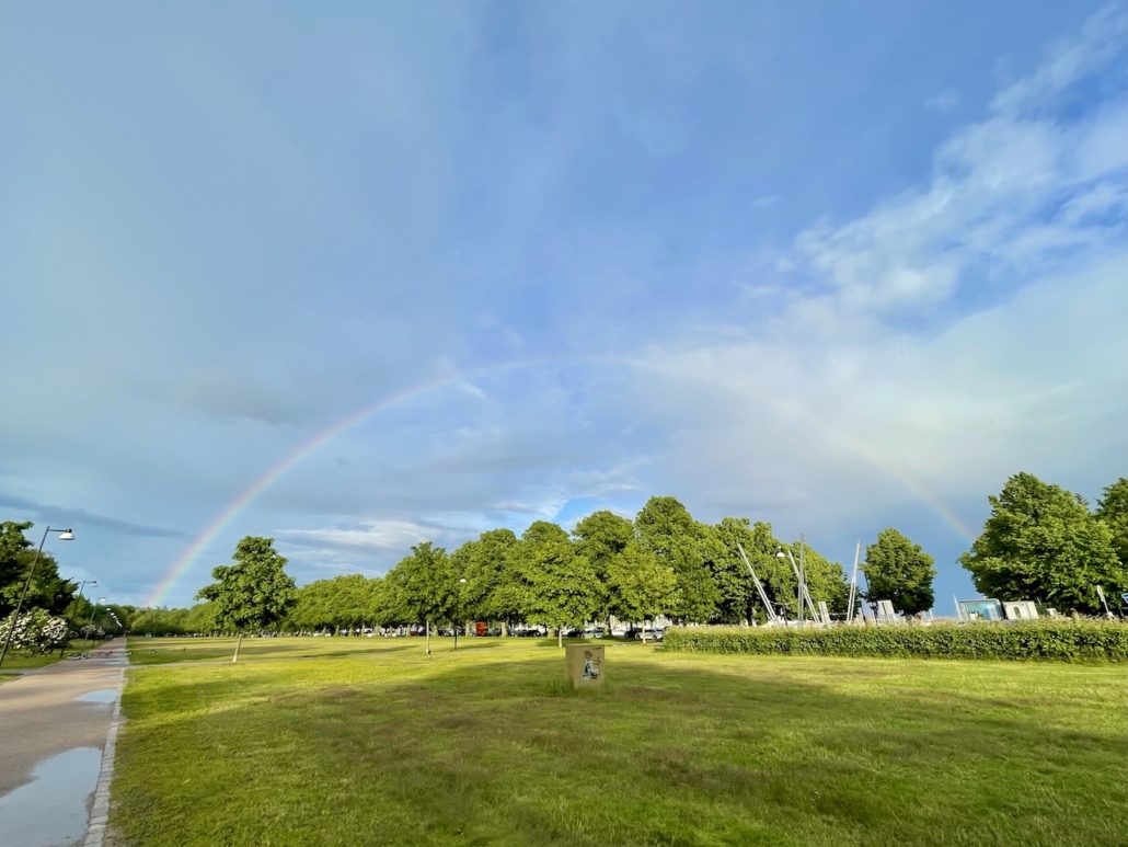 Sateenkaari Kaivopuiston rannassa.