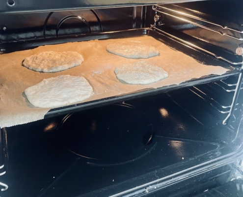 Ja uuniin! Skonssit pellillä uunin lämmössä.