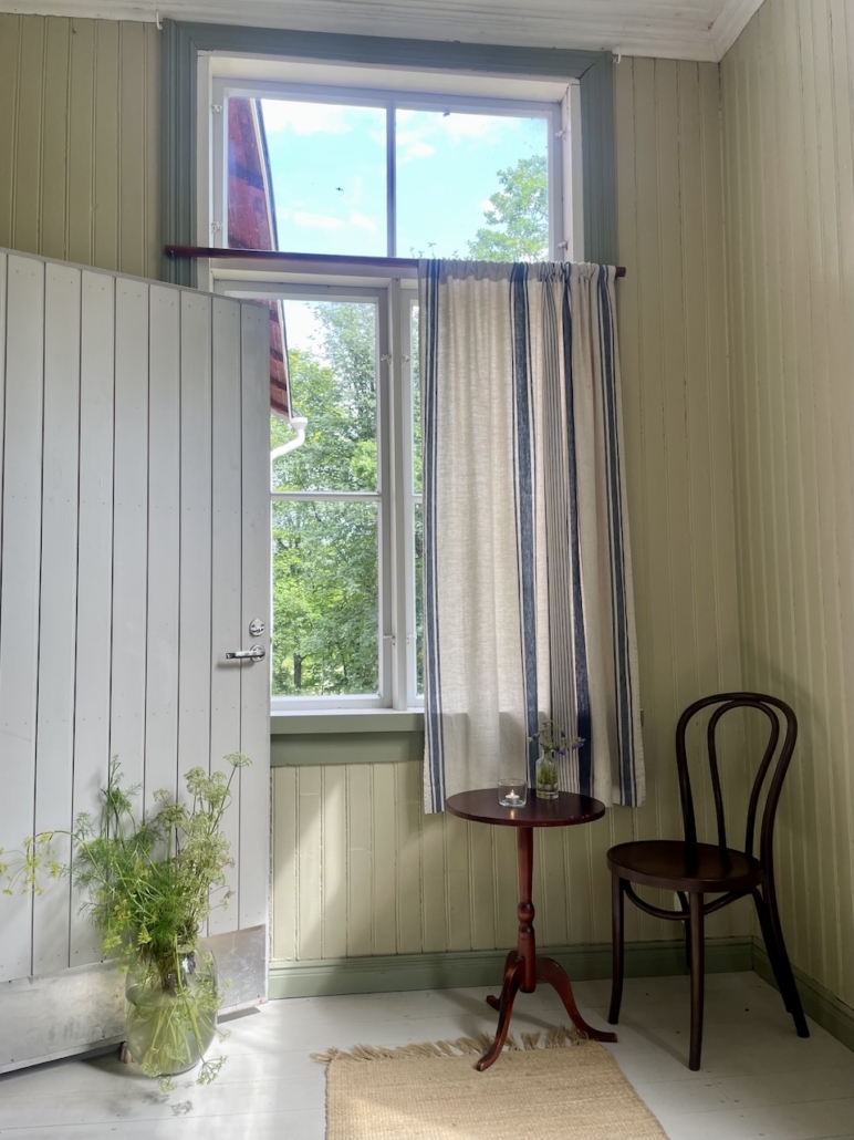 Eteisen tuoli ja pöytä on kutsuva.