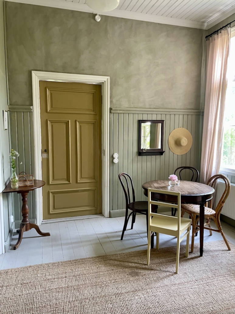 Ekkullan kesäkahvilan nurkkaus, jossa pöytä ja neljä tuolia.