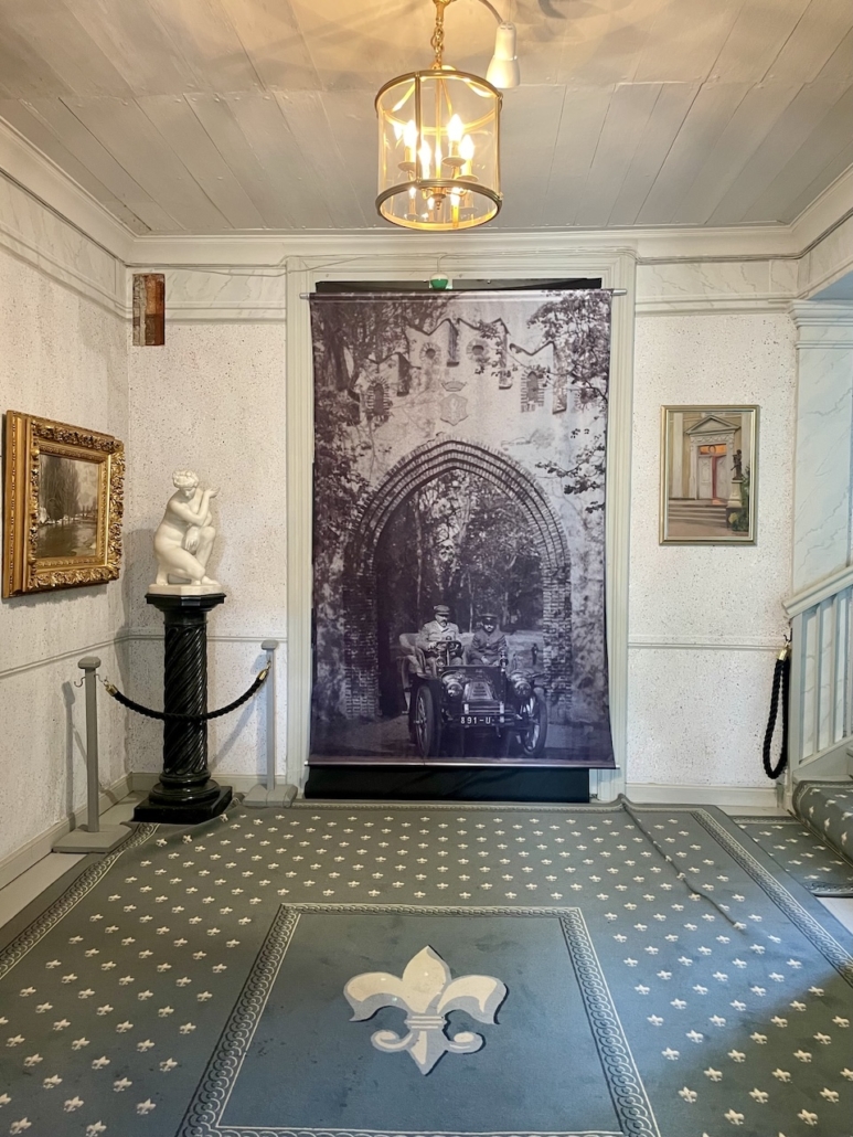 Kuva Mustion linnan isännästä Hjalmar Linderistä ja yhdestä Suomen ensimmäisistä autoista.