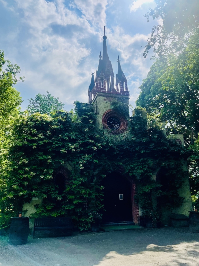 Vanha tallirakennus Mustion linnan puistossa.