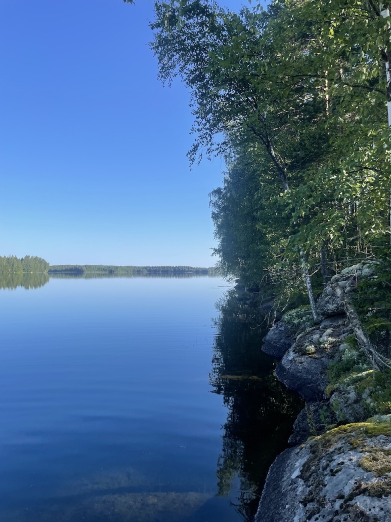 Kirkkaansininen järvimaisema.