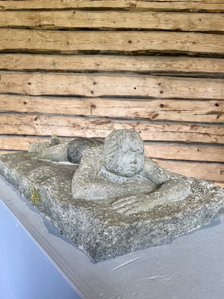 Kauko Kortelaisen veistos, jossa on makoileva ihmishahmo.