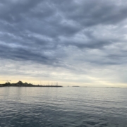 Uimaranta aamuvarhaisella pilvisenä päivänä.