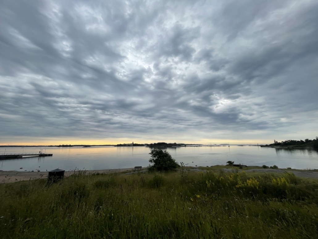 Keltainen horisontti pilvisenä aamuna.