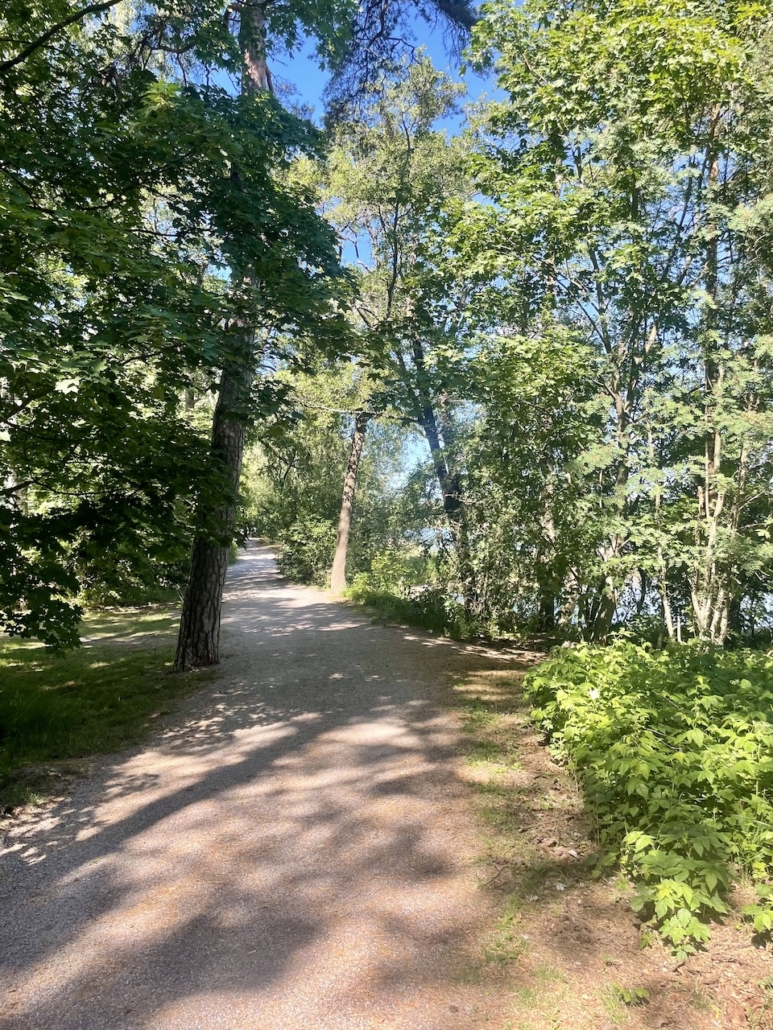 Metsäreitti Lauttasaaressa.