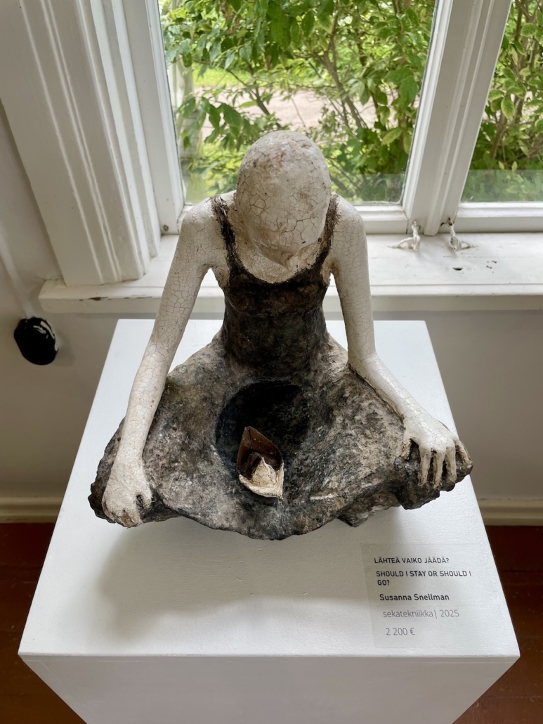 Susanna Snellmanin veistos Should I stay or should I go?