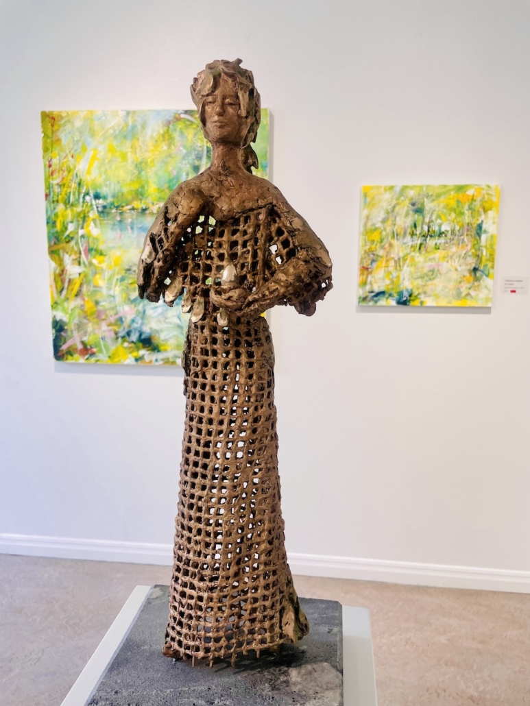 Kia Taegenin värikkäitä maalauksia ja Mi Kuopan pronssiveistos.