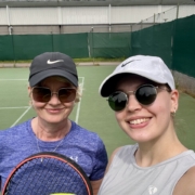 Mia ja minä tenniskentällä mailojen kanssa.