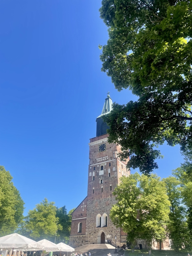 Turun tuomiokirkon sisäänkäynti kesäauringossa.