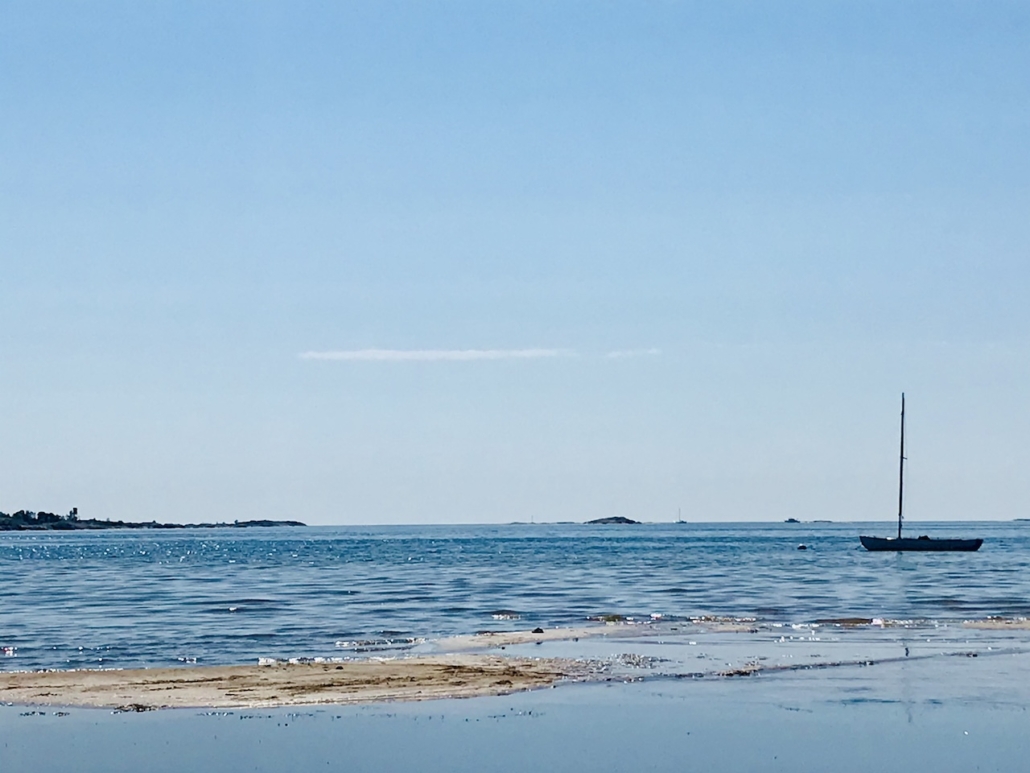 Kesäisen tyyni ja seesteinen meri Hangossa aurinkoisella säällä.