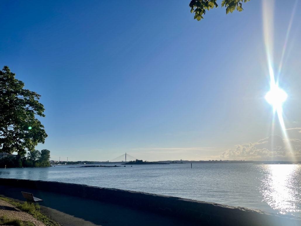 Merimaisema kohti Mustikkamaan siltaa Kaivopuistosta katsottuna.