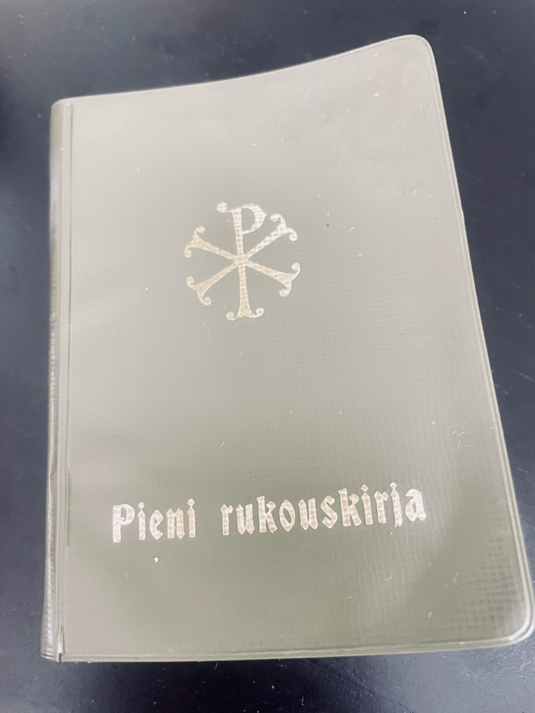 Pieni rukouskirja vuodelta 1977.