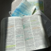Avonainen Raamattu ja irtonaiset kannet.