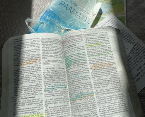 Avonainen Raamattu ja irtonaiset kannet.