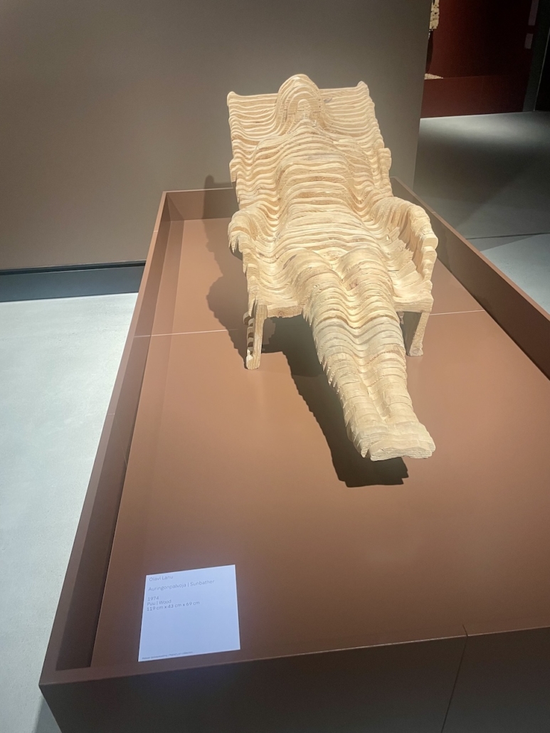 Olavi Lanun puuveistos Auringonpalvoja.