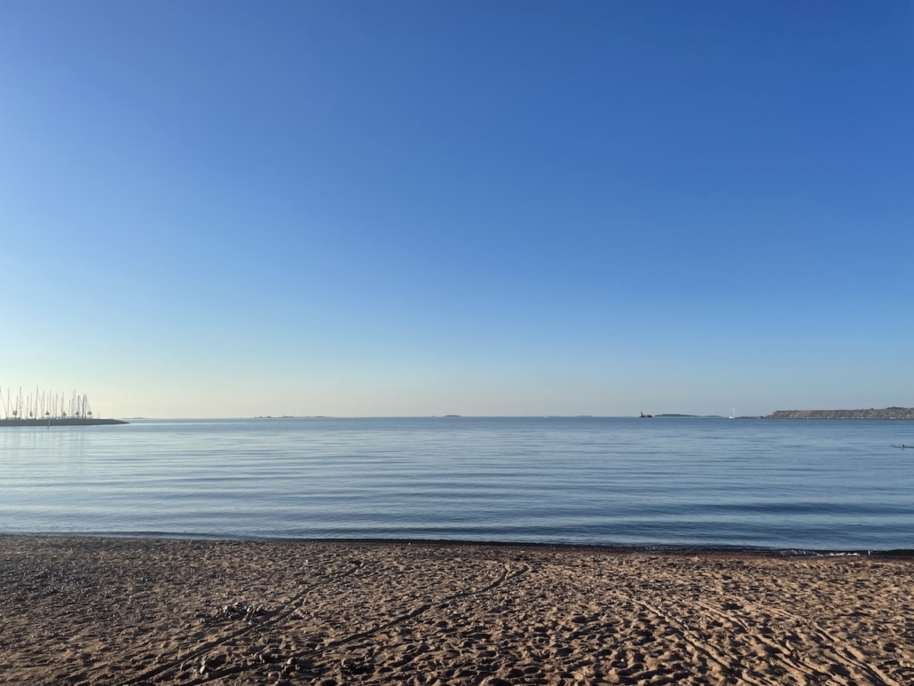 Aamuinen uimaranta, kun kesä on tullut takaisin.