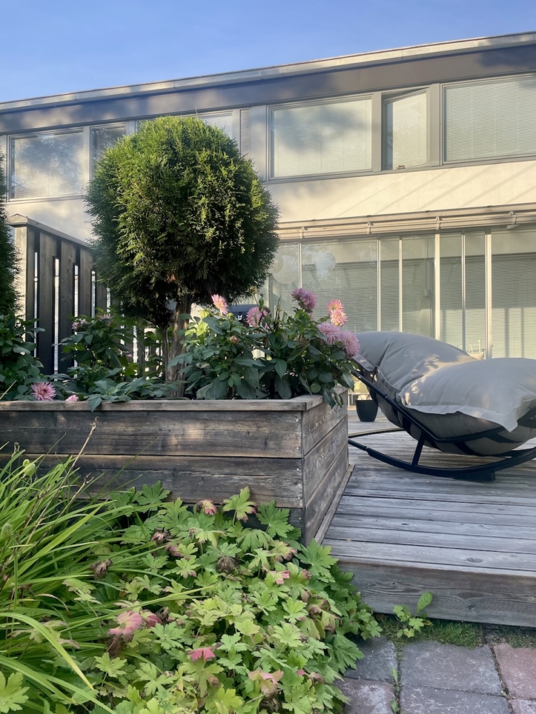 Fatboy-keinutuoli ystävien ulkoterassilla.