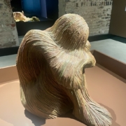 Olavi Lanun teos Pajutyttö Lahden Malvan näyttelyssä vuonna 2025.