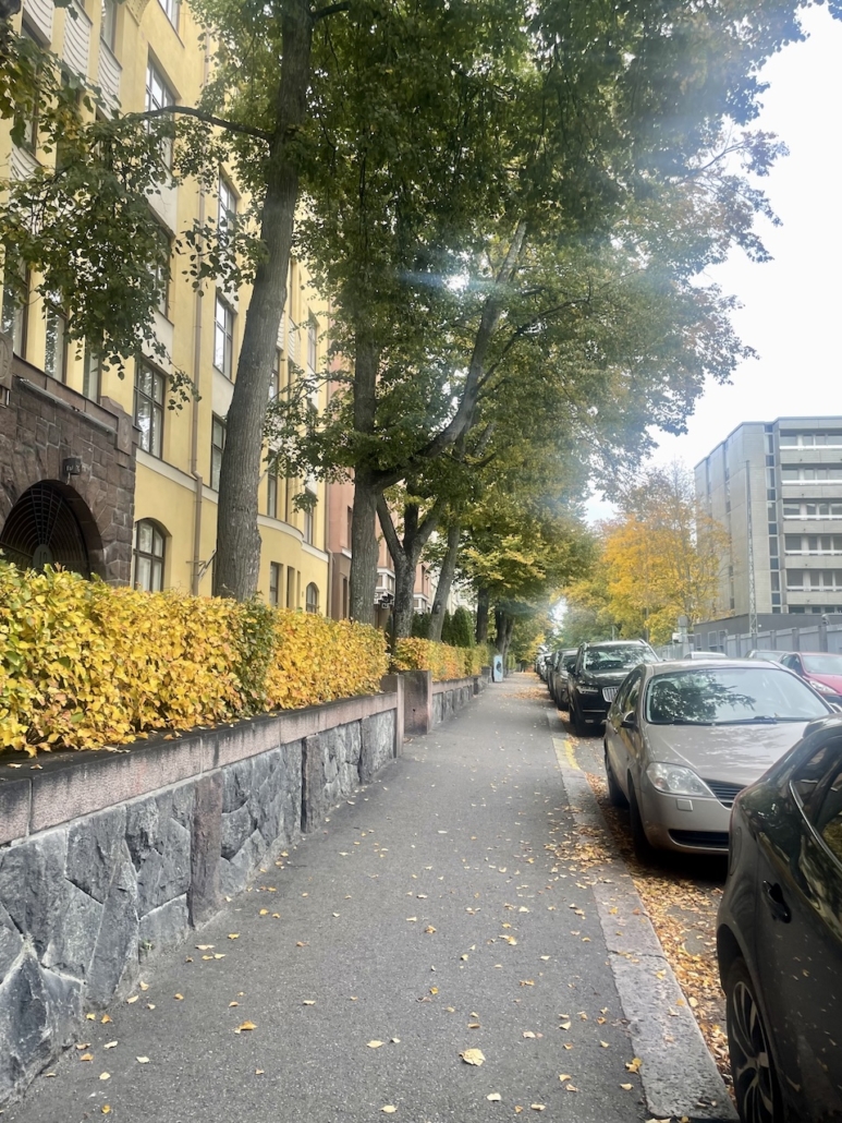 Syksyinen katunäkymä Ullanlinnassa.