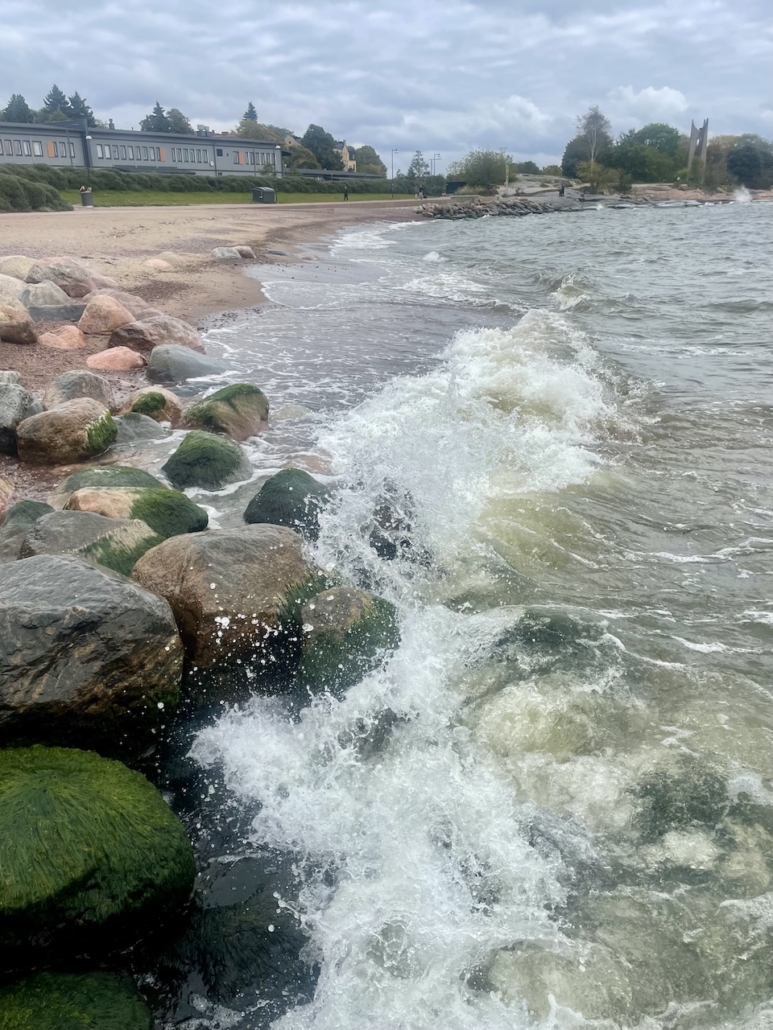 Meren aaltoja Eiranrannassa syksyllä 2025.