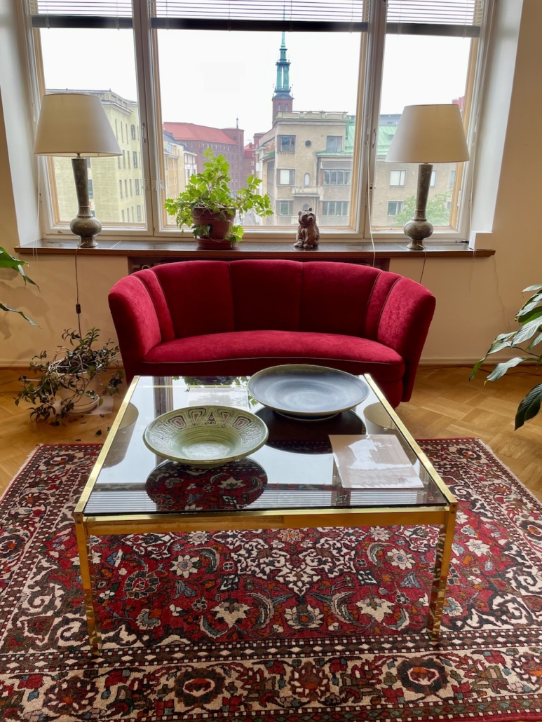 Taidekoti Kirpilän olohuone ja ikkunanäkymä Töölöön.