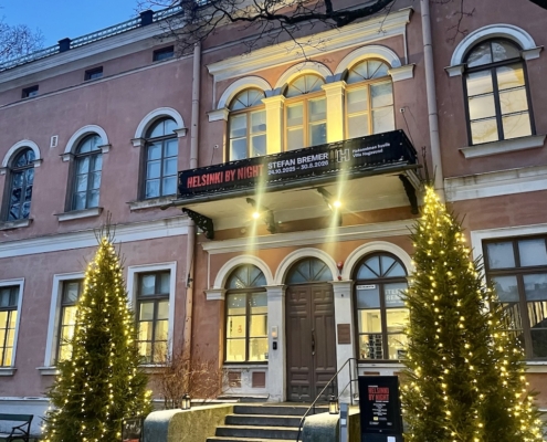 Hakasalmen huvilan sisäänkäynti joulun alla.