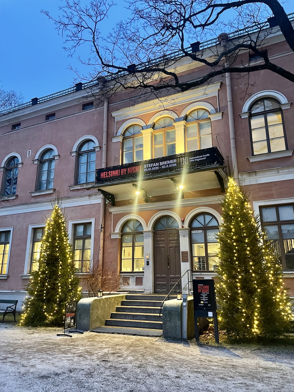 Hakasalmen huvilan sisäänkäynti joulun alla.