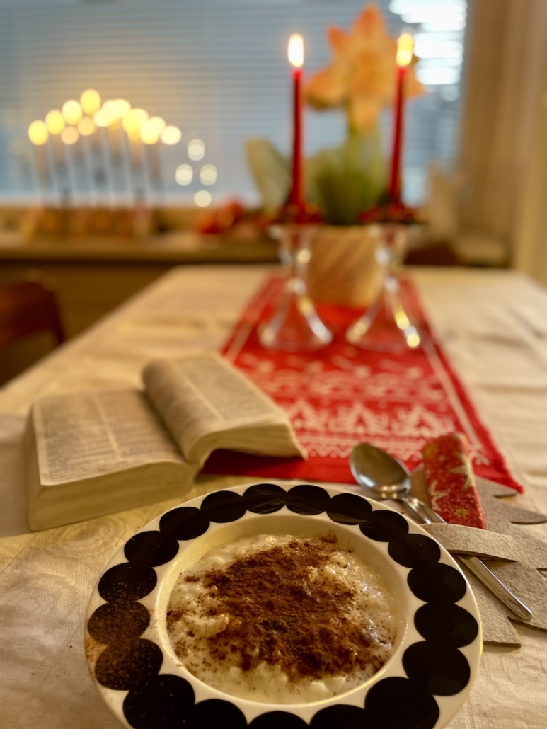 Jouluaattoaamun riisipuuro ja Raamattu.