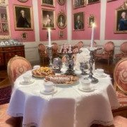 Joulukattaus pipareineen ja leivonnaisineen Sinebrychoffin kotimuseossa.