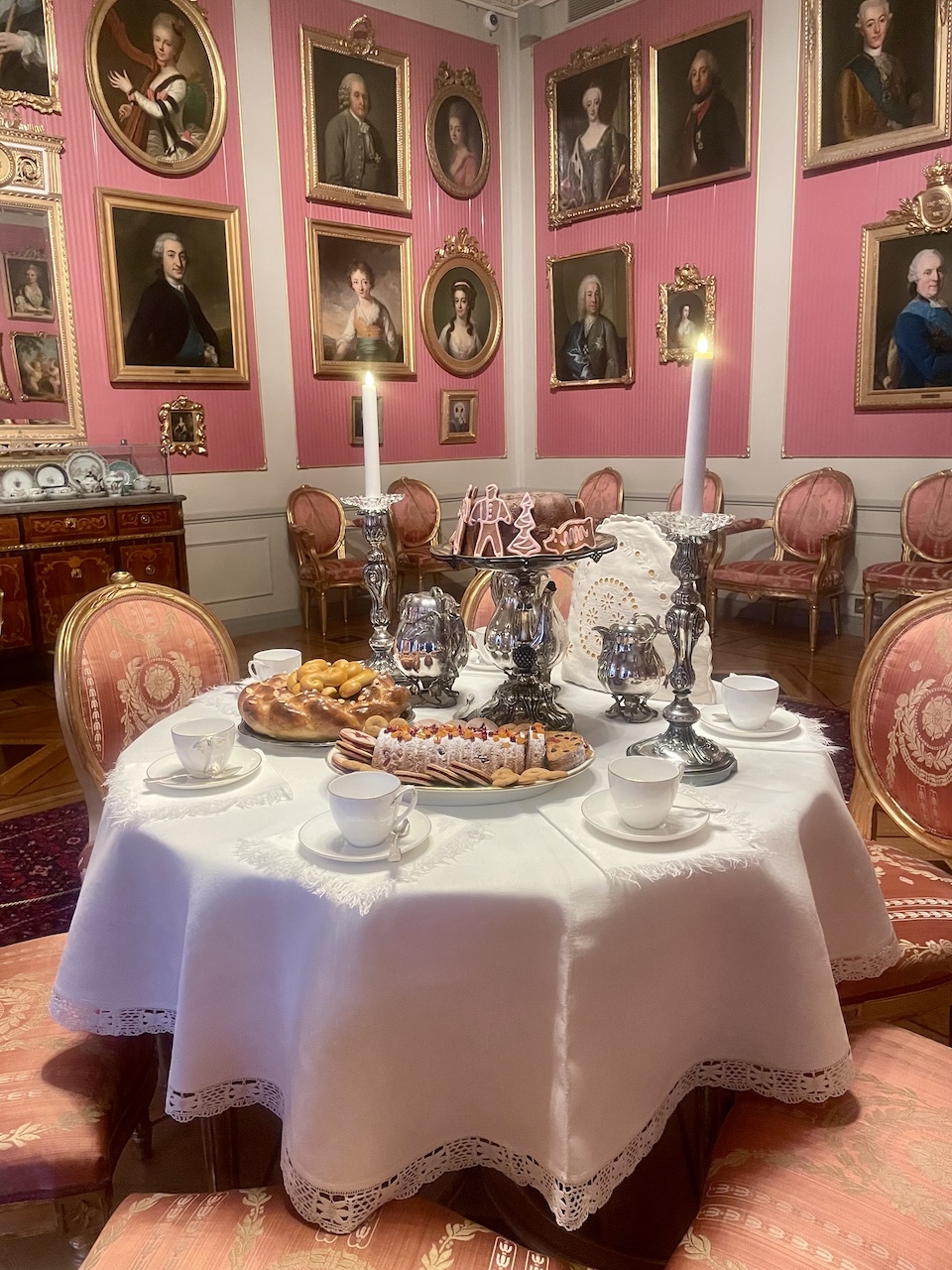Joulukattaus pipareineen ja leivonnaisineen Sinebrychoffin kotimuseossa.