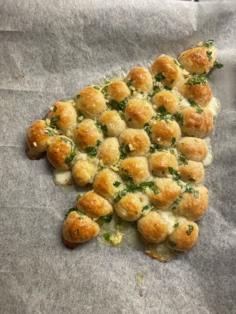 Mozzarellapalloista leivottu joulukuusi.