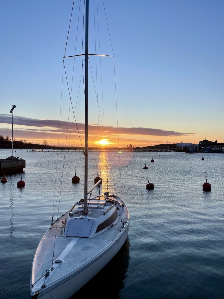 Purjevene merenrannssa Kaivopuistossa joulukuisena aamuna.