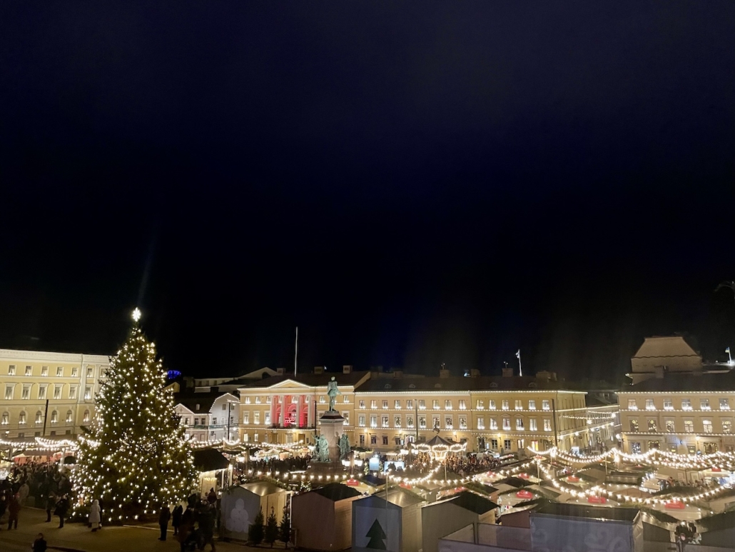 Joulutori Tuomaan Markkinat Tuomiokirkon portailta katsottuna.