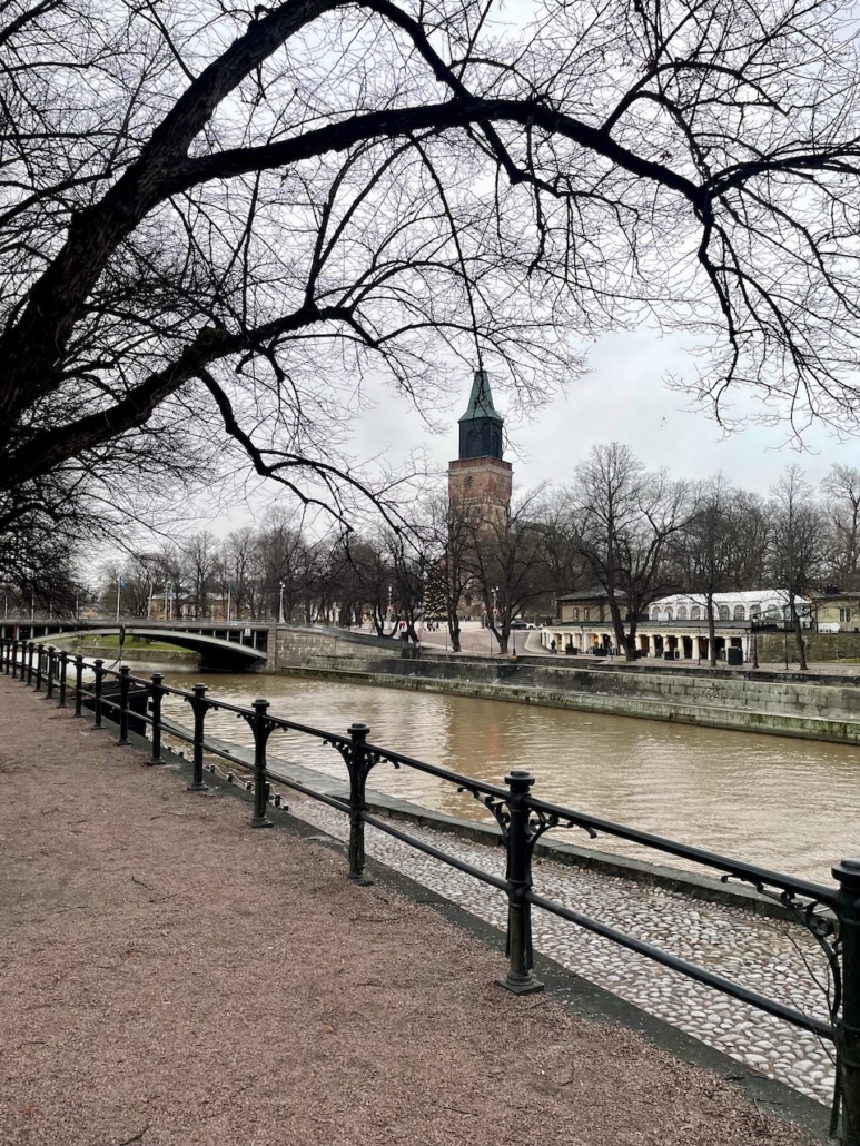 Turun tuomiokirkko jokirannassa.