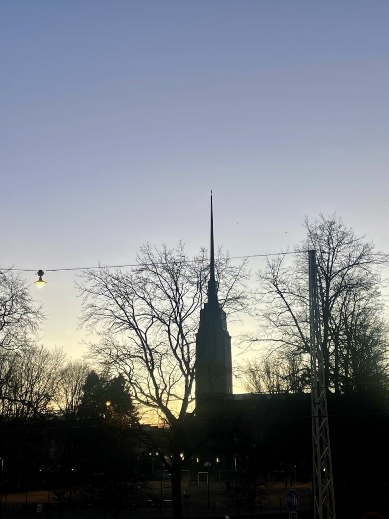 Agricolan kirkon torni iltavalossa.