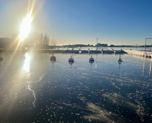 Talvinen merimaisema Kaivopuistonrannassa.