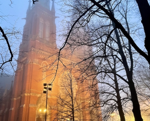Johanneksen kirkon tornit sumuisena iltana.