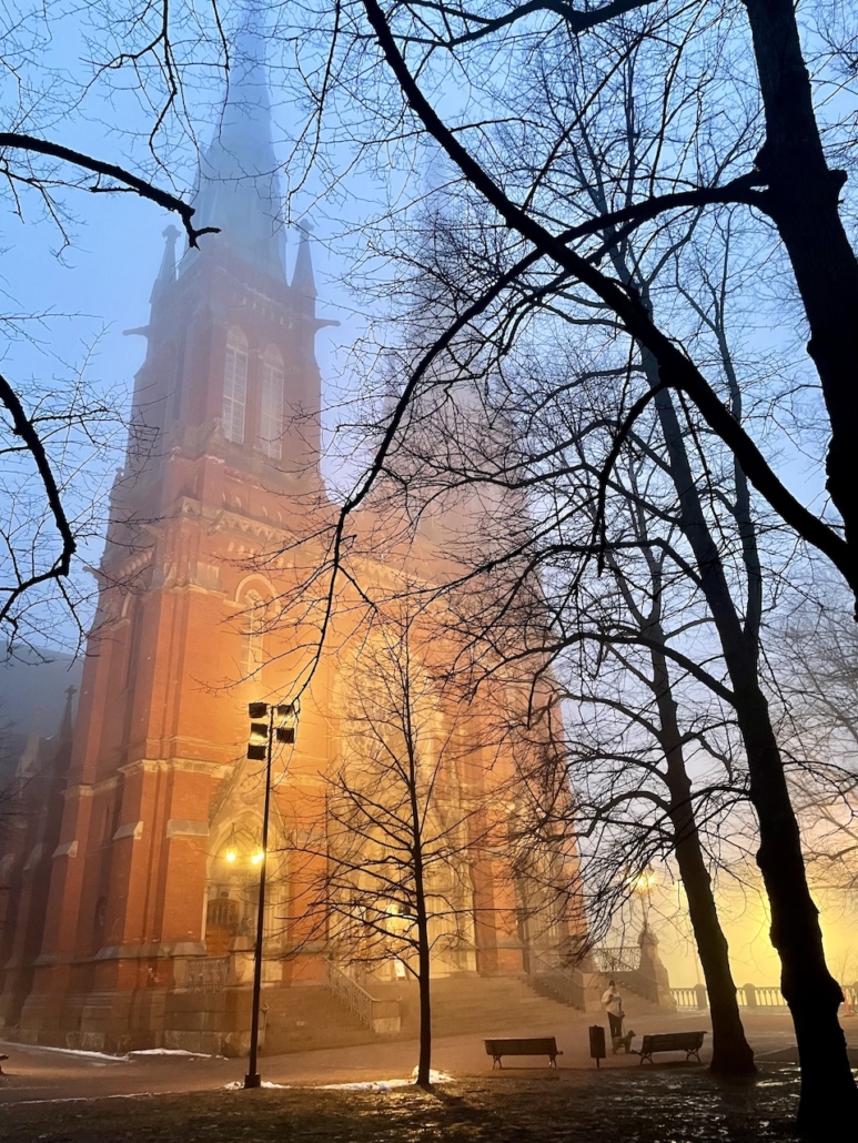 Johanneksen kirkon tornit sumuisena iltana.