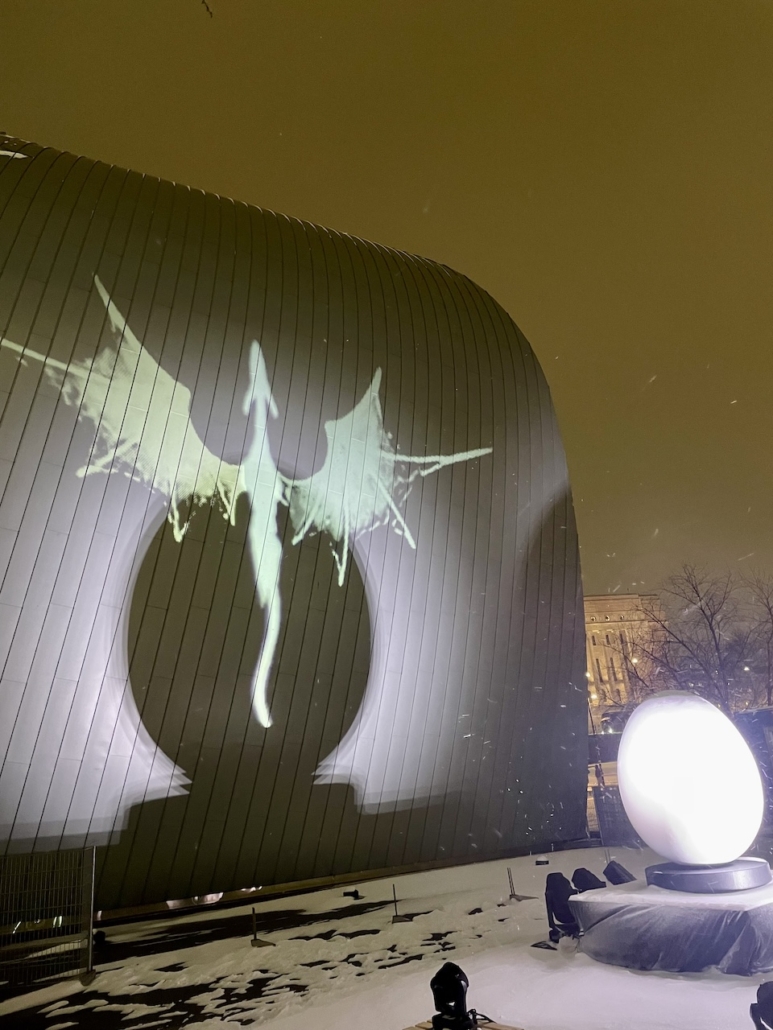 Mielikuvituksia-valoteos Kiasman seinää vasten.