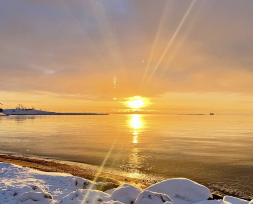 Auringonnousu Eiranrannassa talvella.