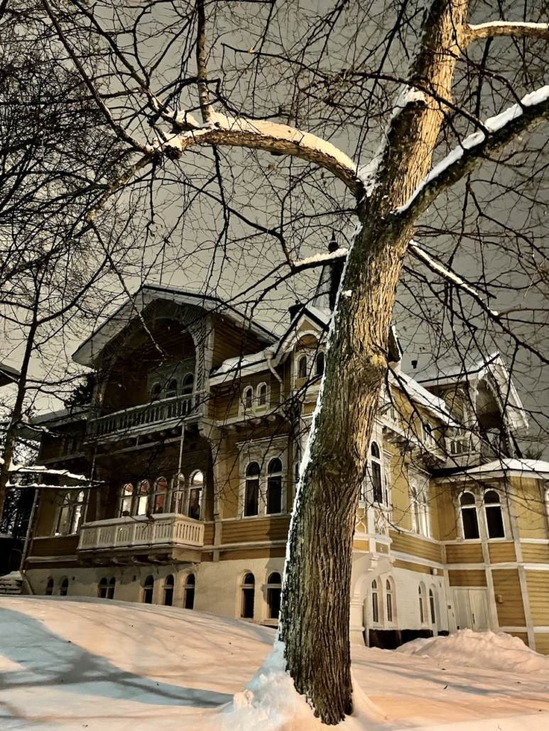 Vanha keltainen puinen pitsihuvila.